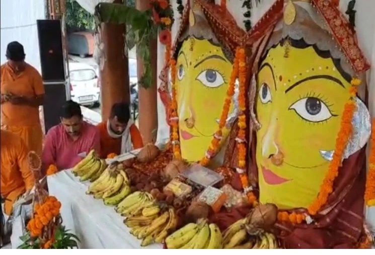  नैना देवी मंदिर परिसर में मां नंदा-सुनंदा की प्रतिमा को भक्तों के दर्शनार्थ रखा