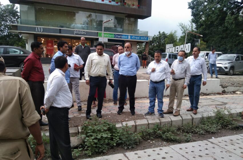  जिलाधिकारी डॉ आर राजेश कुमार राजपुर रोड में स्मार्ट सिटी कार्यों का औचक निरीक्षण किया