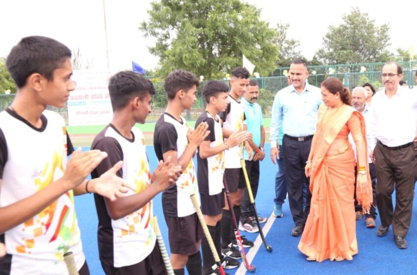  माननीय खेल मंत्री श्रीमती रेखा आर्या जी ने खिलाड़ियों को पुरस्कार प्रदान किया