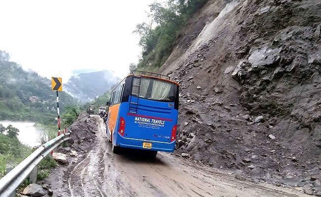  Badrinath NH: छिनका में 17 घंटे बाद खुला हाईवे, फंसे हुए यात्रियों को किया रवाना, पहाड़ी से छिटक रहे पत्थर