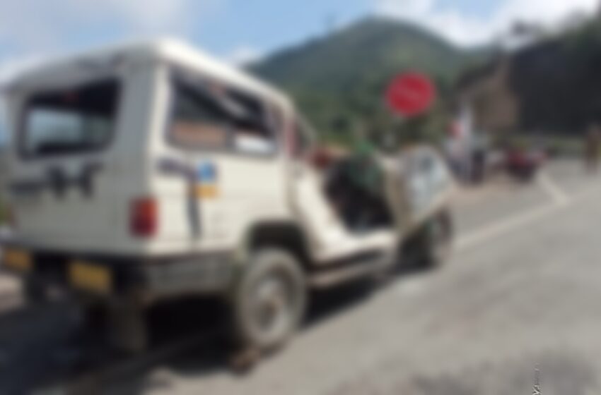  टिहरी जिले में मैक्स वाहन दुर्घटनाग्रस्त