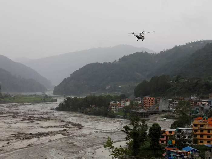  नेपाल के सिंधुपालचोक में मेलम्ची नदी में बाढ़ आई