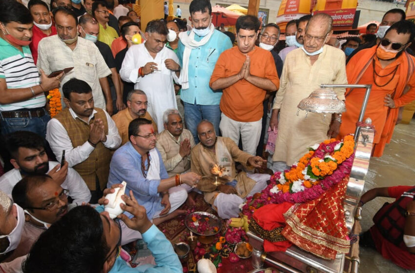  मुख्यमंत्री ने हरकी पैड़ी हरिद्वार में की मां गंगा की पूजा अर्चना संत महात्माओं को किया सम्मानित
