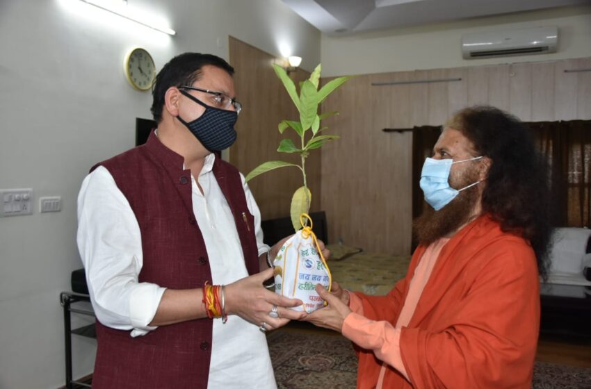  स्वामी चिदानंद सरस्वती ने सीएम को भेंट किया पौधा