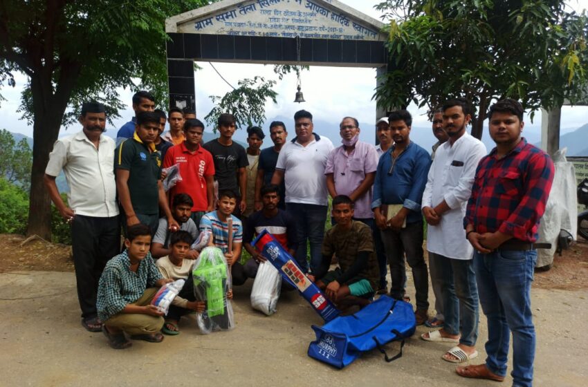  ब्लाॅक प्रमुख ने कंडाली गांव में युवाओं को बांटी क्रिकेट सामग्री 