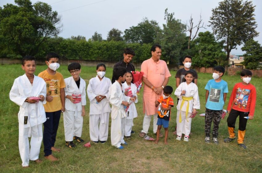  जूडो कराटे का प्रशिक्षण ले रहे बच्चों को सम्मानित किया