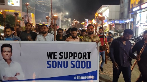  सोनू सूद के समर्थन में उतरे आप कार्यकर्ता