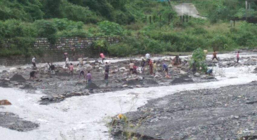  भुगतना पड़ रहा है नदियों से अवैध खनन का खामियाजा