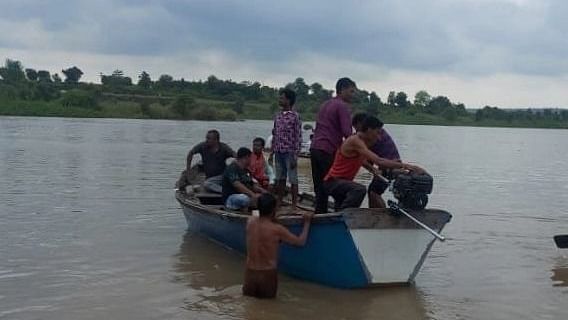  महाराष्ट्र: नदी में डूबी नाव, 3 शव बरामद, 8 लोगों की तलाश जारी..