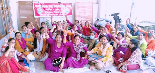  आंगनबाड़ी कार्यकत्रियों ने अपनी मांगों को लेकर किया धरना-प्रदर्शन