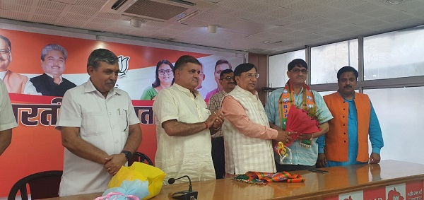  आप के प्रदेश उपाध्यक्ष विनोद कपरवान समर्थकों सहित भाजपा में शामिल