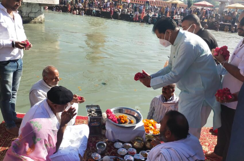  केंद्रीय मंत्री गजेंद्र सिंह शेखावत ने हर की पैड़ी पर अपनी माता की अस्थियां विसर्जित कीं