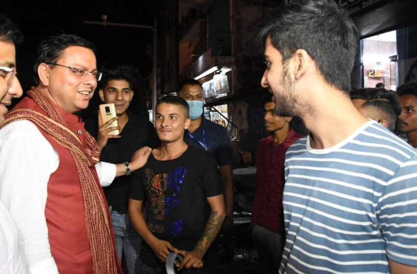  सीएम ने यमुना कालोनी में दुकानदारों से की मुलाकात