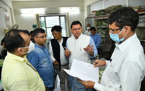 मुख्यमंत्री ने किया मुख्यमंत्री कार्यालय व घोषणा अनुभाग का आकस्मिक निरीक्षण