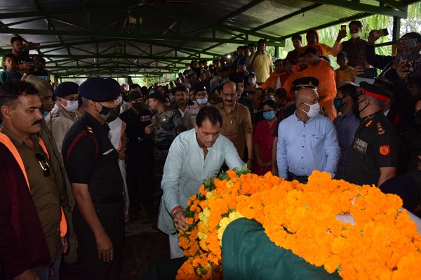  चंद्रेश्वर घाट पर सैन्य सम्मान के साथ किया गया शहीद अजय रौतेला का अंतिम संस्कार