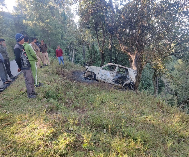  कार में मिला एक जला शव, दूसरा अधजला गंभीर