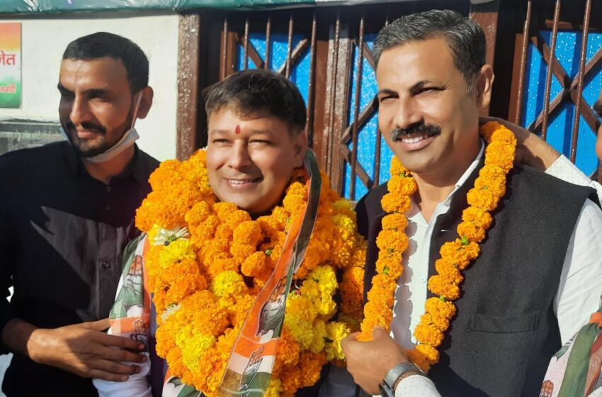  प्रसिद्ध आयुर्वेदिक चिकित्सक महेन्द्र राणा अपने समर्थकों के साथ कांग्रेस में शामिल