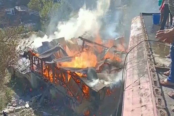  लकड़ी के भवन में लगी भयानक आग, पांच परिवार बेघर