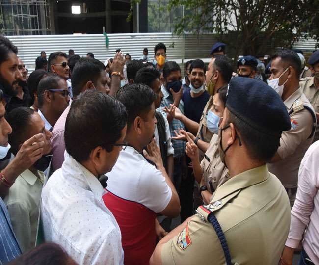  बीपीएड-एमपीएड प्रशिक्षितों ने किया सीएम आवास कूच