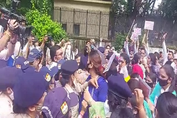  ग्रेड पे की मांग को लेकर पुलिस कर्मियों के परिजनों ने किया सीएम आवास कूच