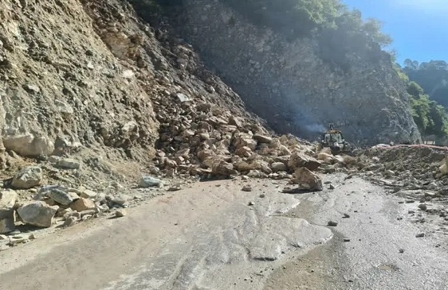  केदारनाथ हाईवे पर जगह-जगह हो रहा भूस्खलन, लोग परेशान