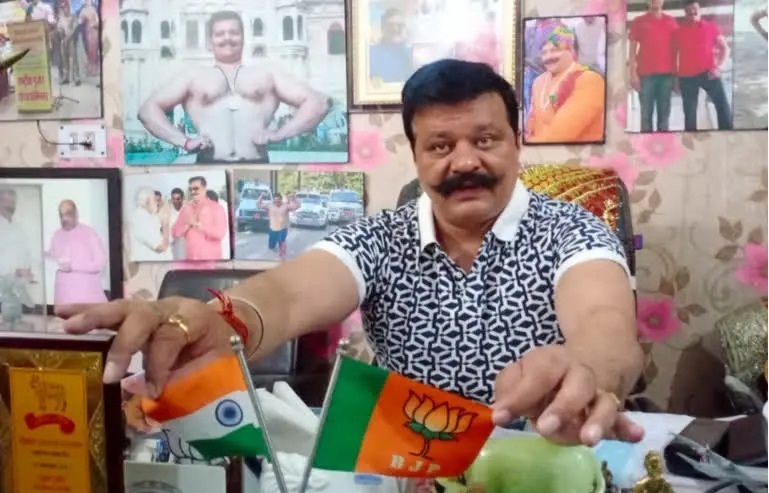  घरों में चूड़ियां पहनकर बैठे लोग कर रहे उनका वीडियो वायरलः चैंपियन