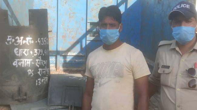  सूट-बूट पहनकर लेबर से चोरी कराने वाला शातिर गिरफ्तार