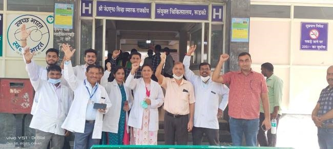  स्वास्थ्यकर्मियों ने दो घंटे रखा कार्यबहिष्कार, मरीज हुए परेशान