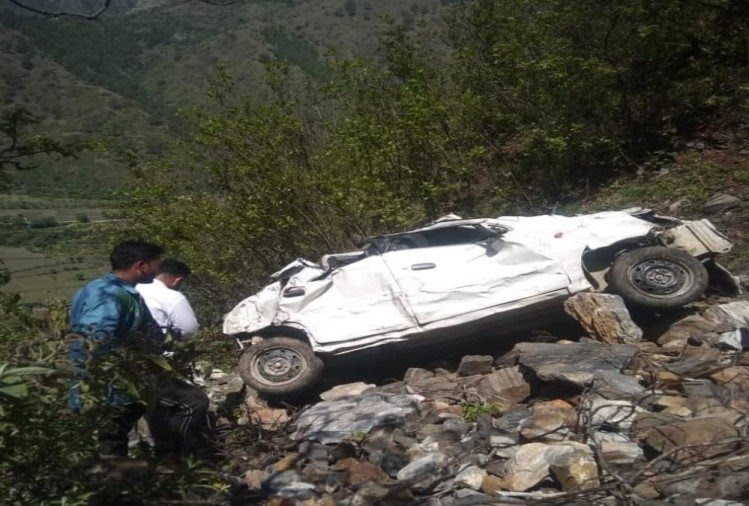  त्यूणी में वाहन दुर्घटना । खाई में गिरी कार, पांच लोगों की मौत 