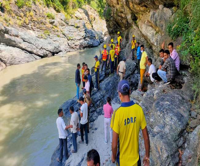  टिहरी जिले में वाहन नदी में गिरा, हादसे में दो लोगों की मौत