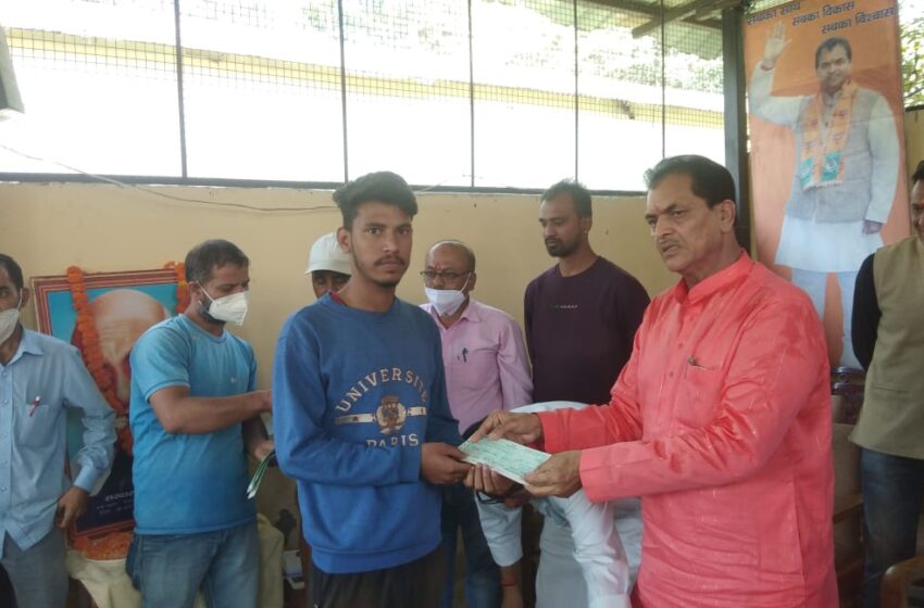  85 जरूरतमंद लोगों को आर्थिक सहायता के चेक वितरित किए