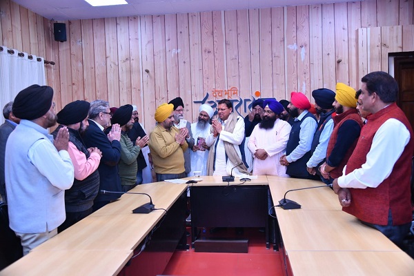  हेमकुंड साहेब रोपवे के लिए विभिन्न गुरुद्वारों के प्रतिनिधियों ने मुख्यमंत्री का जताया आभार