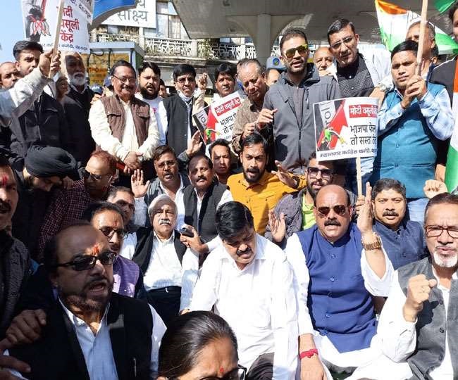  पेट्रोल-डीजल व रसोई गैस की बढ़ती कीमतों के विरोध में कांग्रेसियों ने किया प्रदर्शन