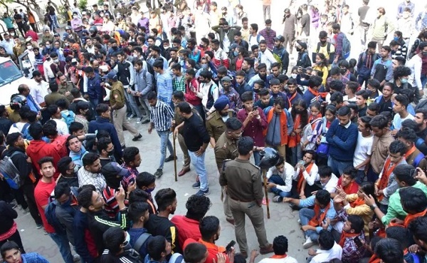  दाखिला न मिलने पर छात्रों ने किया बवाल, पुलिस ने किया लाठीचार्ज