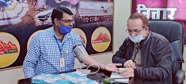  पत्रकारों के लिए स्वास्थ्य शिविर का आयोजन, डा. एसडी जोशी ने की स्वास्थ्य की जांच