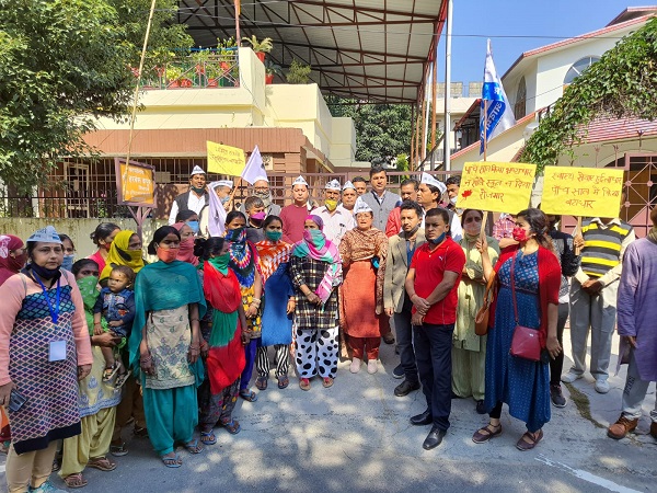  कैंट विधानसभा क्षेत्र के आप कार्यकर्ताओं ने विधायक हरबंस कपूर का कार्यालय घेरा