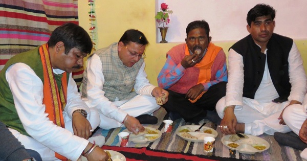  कृष्ण बन अपने पुराने दलित मित्र एवं कार्यकर्ता के घर पहुंचे मुख्यमंत्री
