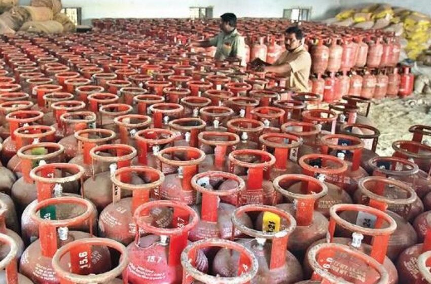  कमर्शियल गैस सिलेंडर आज से 266 रु  हुआ महंगा।