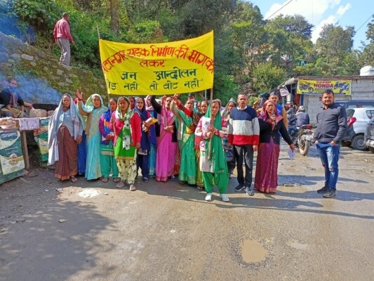  रोड नही तो वोट नही सरकार और क्षेत्रीय विधायक के खिलाफ किया जमकर नारेबाजी