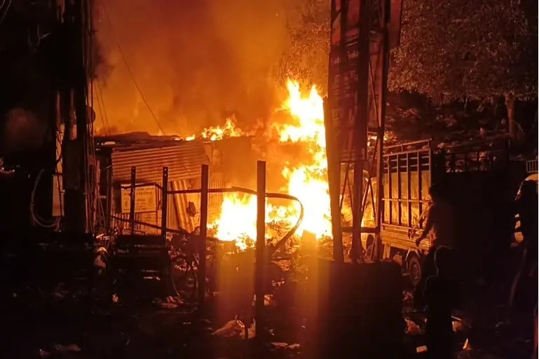  कबाड़ के ढेर में लगी भीषण आग, लाखों का सामान जलकर खाक