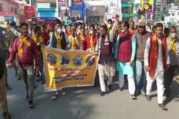  बोर्ड के विरोध में तीर्थ पुरोहितों ने किया सचिवालय कूच