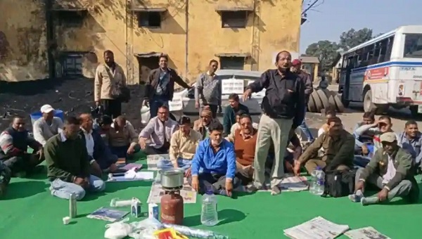  रोडवेज कर्मचारियों ने शुरू किया धरना