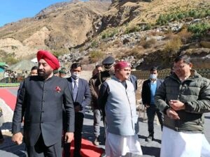  राज्यपाल और मुख्यमंत्री ने सीमा पर तैनात देश के जवानों के साथ दीवाली मनाई