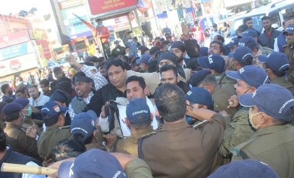  काले झंडे लहराते और ‘मोदी गो बैक’ के नारे लगाते कांग्रेसियों को पुलिस ने लिया हिरासत में