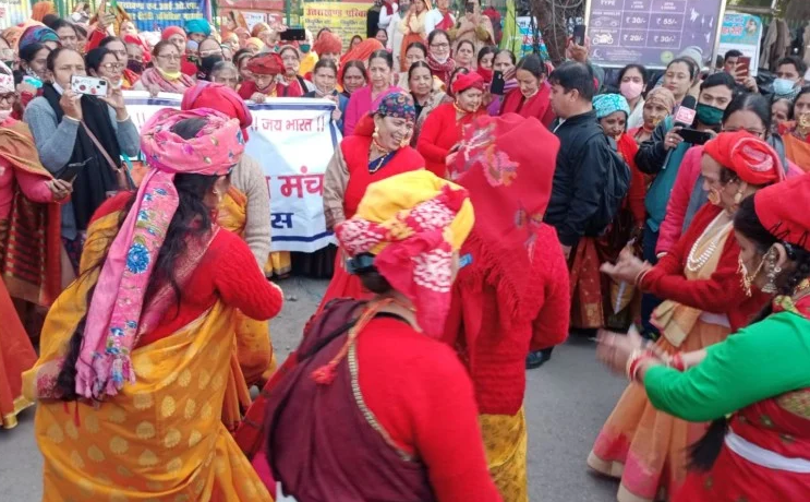  सशक्त भू कानून की मांग को लेकर महिलाओं ने पारंपरिक वेशभूषा में किया प्रदर्शन, निकाली रैली