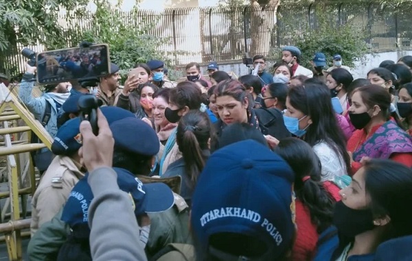  ग्रेड पे दिए जाने की मांग को लेकर पुलिसकर्मियों के परिजनों ने किया सीएम आवास कूच