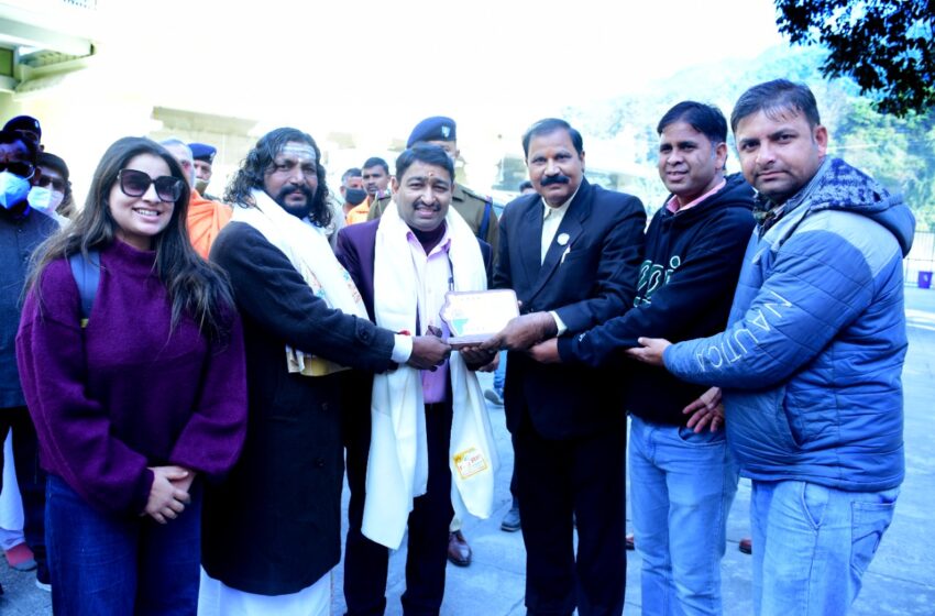  उत्तराखंड पत्रकार महासंघ ऋषिकेश द्वारा उत्तराखंड के डीजीपी अशोक कुमार को प्रतीक चिन्ह एवं शॉल ओढ़ाकर सम्मानित किया गया।