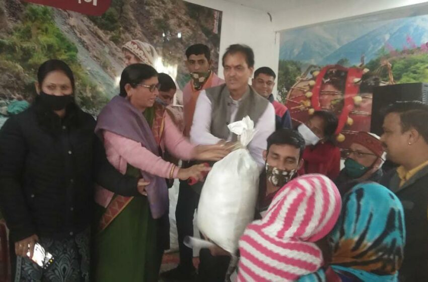  जरूरतमंदों को राशन सामग्री वितरित की