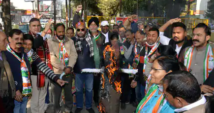  काली पट्टी बांधकर किया सरकार के खिलाफ प्रदर्शन
