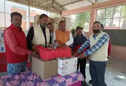  विधायक ने 150 श्रमिकों को साइकिल, सिलाई मशीन, छाता वितरित किए